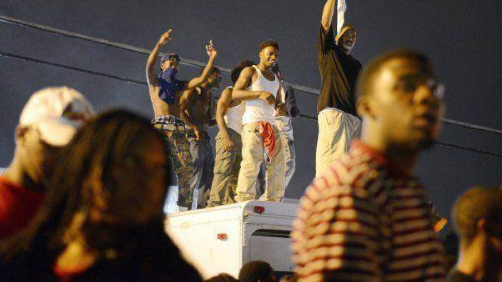 A pesar del toque de queda, contin�an los incidentes en Missouri
