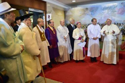 El papa Francisco concluy� su visita a Asia y pidi� por 