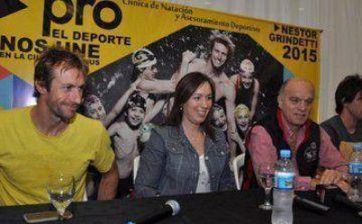 Grindetti y Vidal junto a Meolans en Valent�n Alsina	