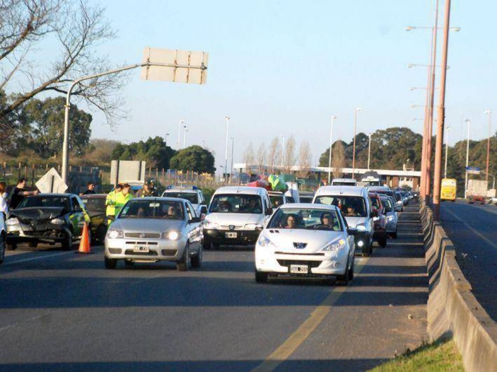 TR�NSITO MUY CARGADO EN Z�RATE AL REGRESO DEL FIN DE SEMANA LARGO