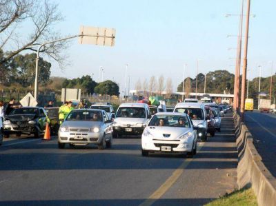 TR�NSITO MUY CARGADO EN Z�RATE AL REGRESO DEL FIN DE SEMANA LARGO