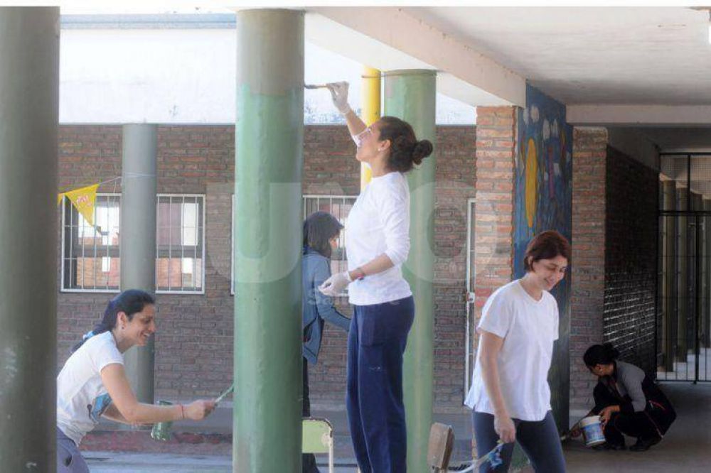 Familias y docentes, unidos para embellecer la escuela