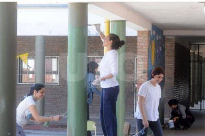 Familias y docentes, unidos para embellecer la escuela