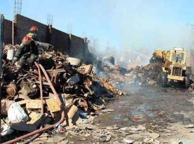 Voraz incendio consumi� un dep�sito de cartones en Pueblo Diamante
