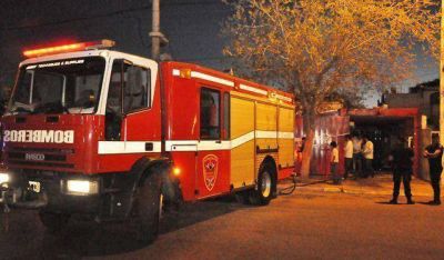 Por jugar con fuego, dos ni�os incendiaron su casa
