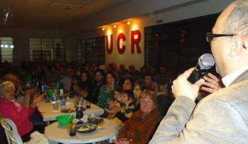 UCR: Reino presidi� masivo acto en la Casa Radical