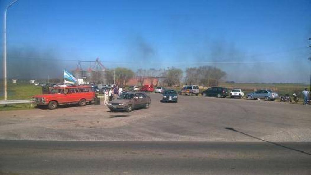 ANTE LA FALTA DE RESPUESTAS DE LA PROVINCIA HUBO UN CORTE EN EL ACCESO A DEL CARRIL