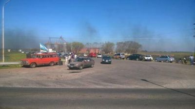 ANTE LA FALTA DE RESPUESTAS DE LA PROVINCIA HUBO UN CORTE EN EL ACCESO A DEL CARRIL