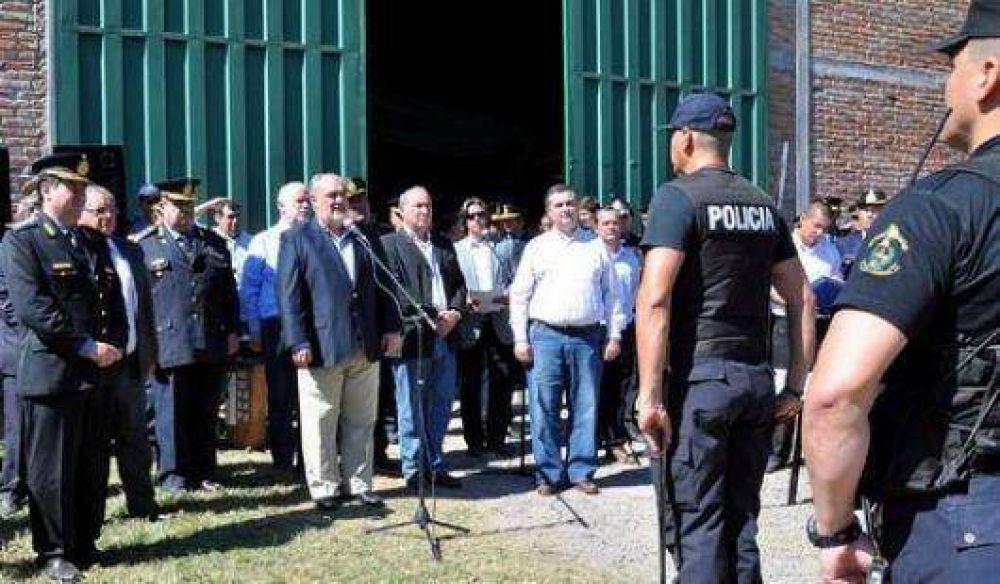 Colombi encabez� el acto de ascenso de 150 polic�as