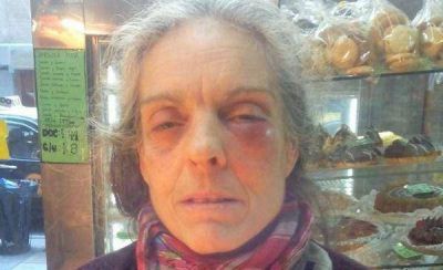 Le pidi� que no fume en la �salita� y recibi� cuatro pi�as