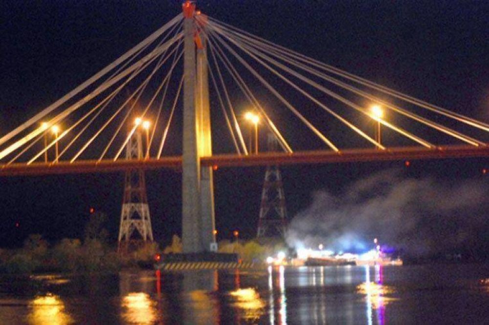 Explot un barco bajo el puente Zrate-Brazo Largo