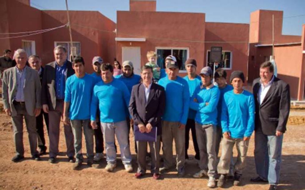 Fueron inauguradas 30 viviendas rurales en Col�n