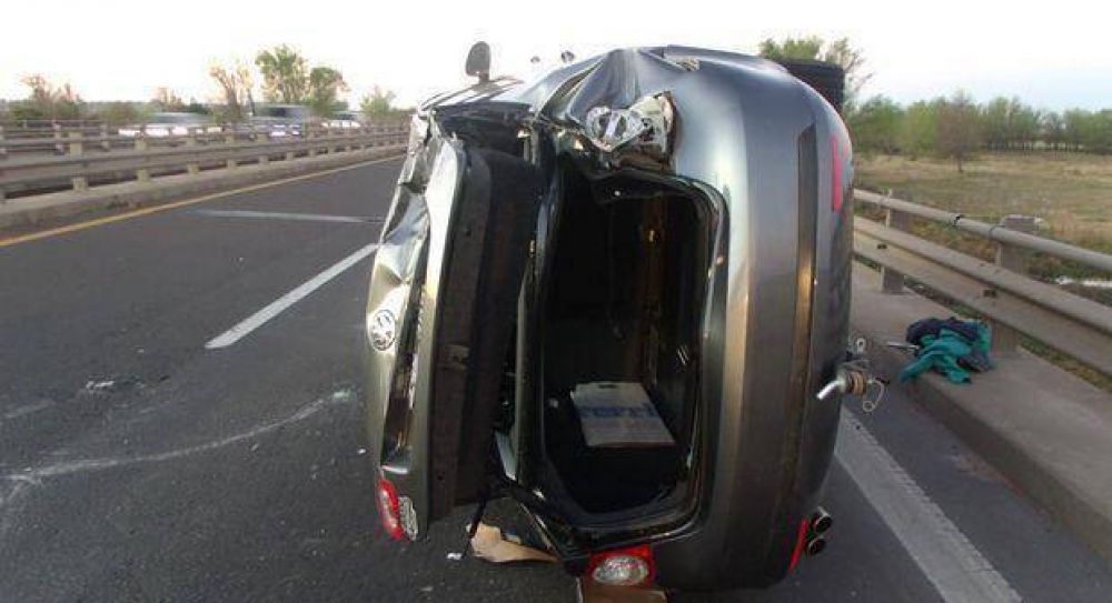 Tres j�venes de Gualeguaych� volcaron en la Autov�a 12