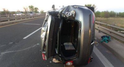 Tres j�venes de Gualeguaych� volcaron en la Autov�a 12