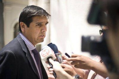 No habr� aumento para los municipales pero s� para los becarios