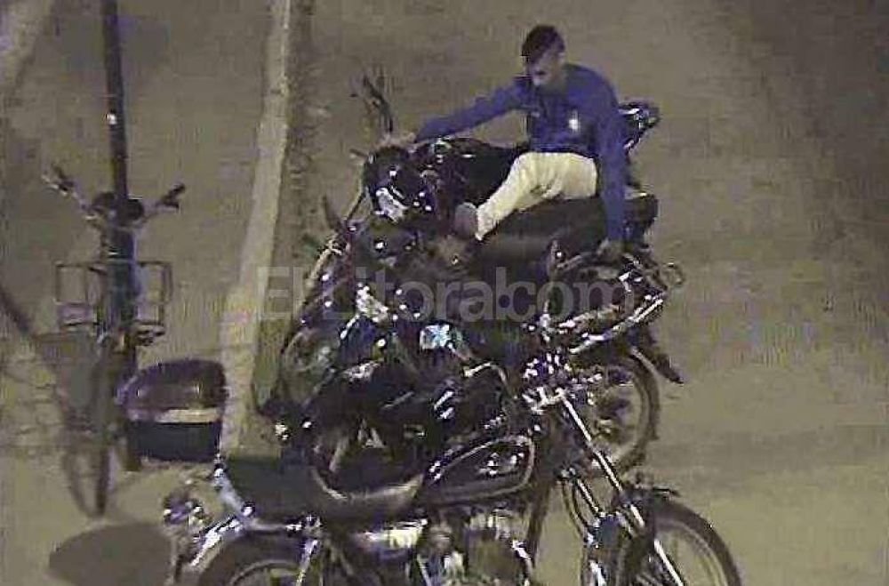 Rob� una moto y fue captado por las c�maras de seguridad