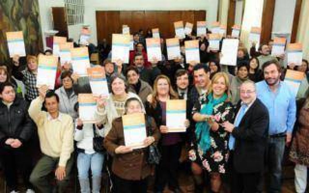 Mor�n: Ghi entreg� escrituras de vivienda a 46 familias