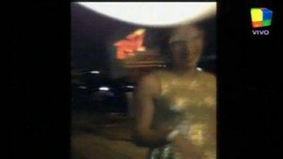 El video de una figura del momento borracha, acosando a hombres en la calle