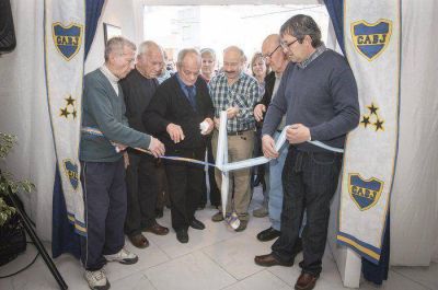 En un emotivo acto, Inza acompa�� a la Pe�a de Boca en la inauguraci�n de su Sal�n de Fiestas