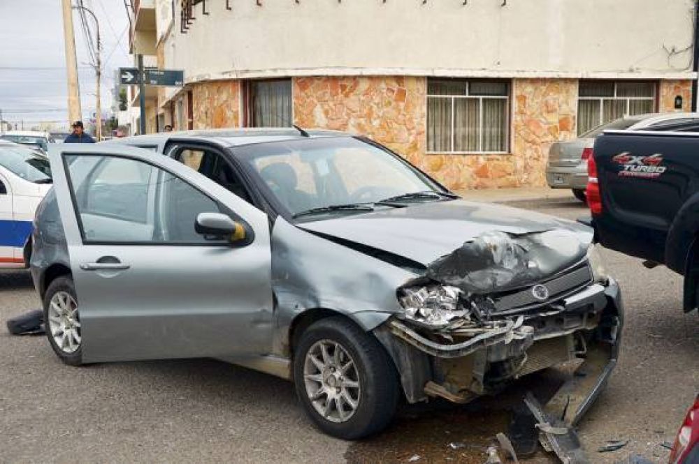Una mujer lesionada en un triple choque