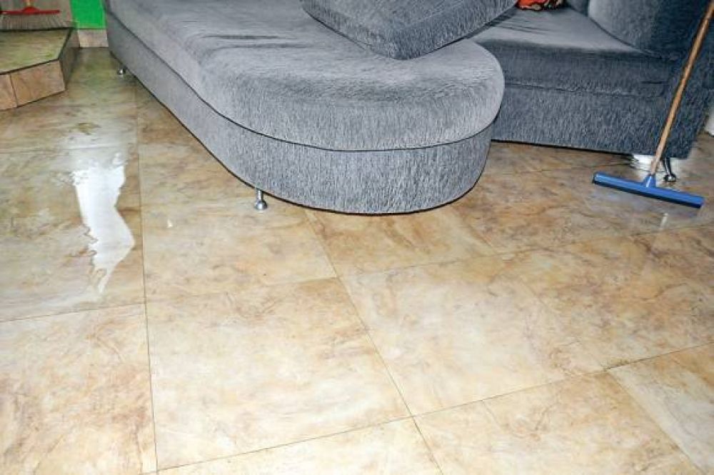 Una vecina inundada con residuos cloacales en el M�ximo Ab�solo