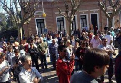 En asamblea, trabajadores establecieron seguir de paro hasta el viernes