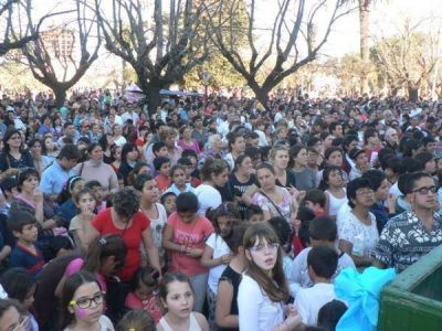 Multitudinario festejo popular del D�a del Ni�o en la plaza principal