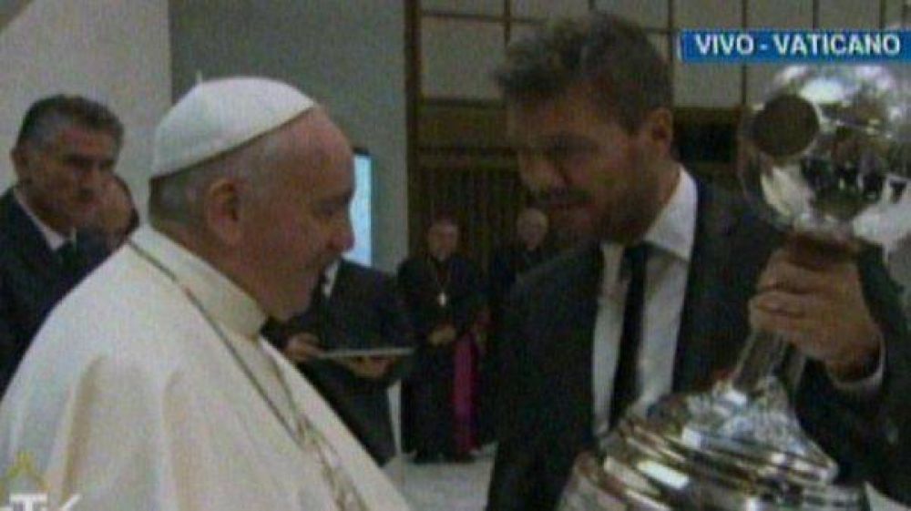 El Papa recibe la Copa y agradece las condolencias por la muerte de sus familiares