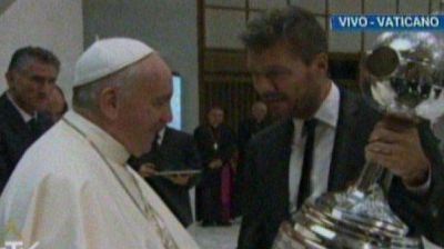 El Papa recibe la Copa y agradece las condolencias por la muerte de sus familiares