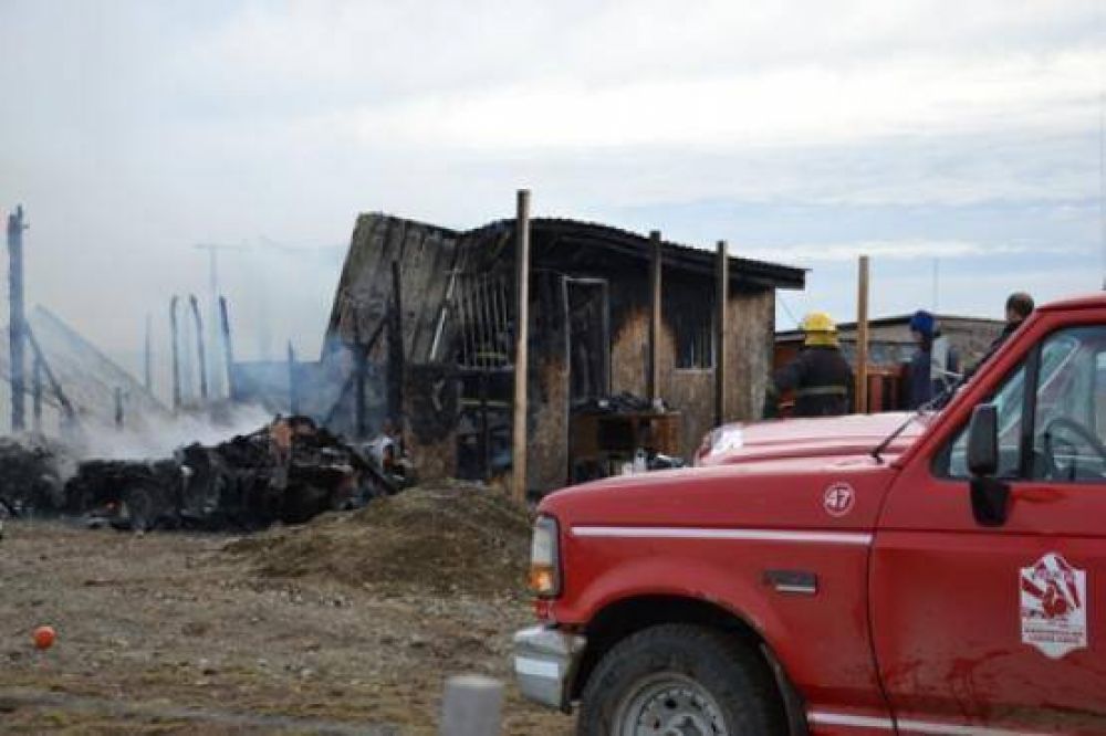 Incendio consumi� una vivienda de material ligero