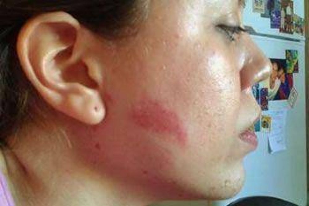 ABOGADO DE FISCALA DESMAYA DE UNA TROMPADA A UNA JOVEN
