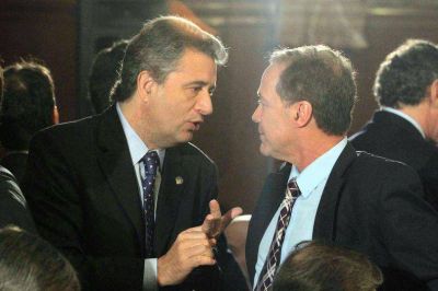 Cruce entre Luis Etchevehere y Miguel �ngel Pichetto en el Senado por la ley de abastecimiento