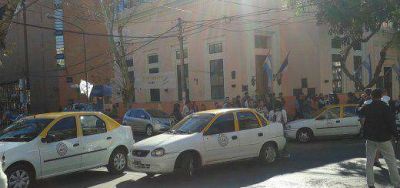Due�os de taxis protestaron en rechazo al proyecto para blanquear a choferes