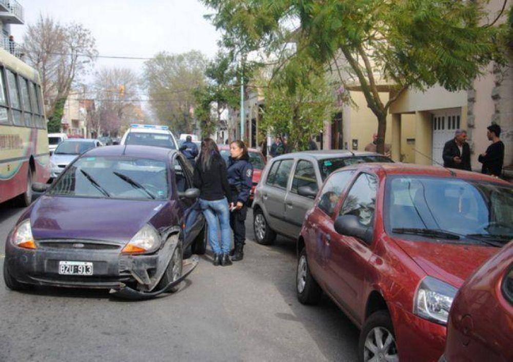 En �salidera bancaria� despojan de importante suma a dos mujeres, que al intentar huir protagonizan un triple choque