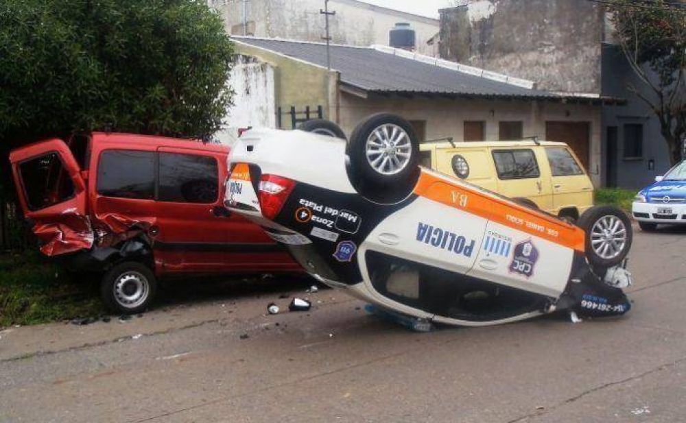 Asalto, persecuci�n policial, choque y vuelco� en el barrio Mataderos