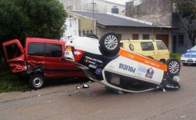 Asalto, persecuci�n policial, choque y vuelco� en el barrio Mataderos