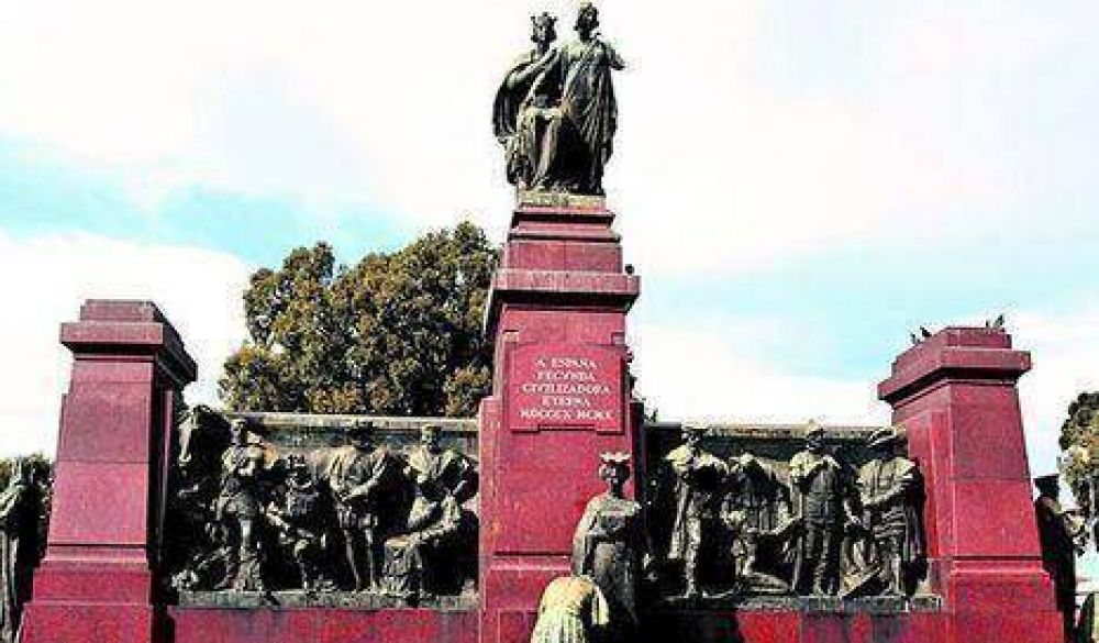 Otro monumento a Col�n est� abandonado y vandalizado