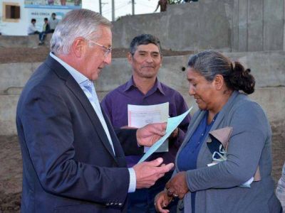 FELLNER INAUGURO PLAZOLETA Y ENTREGO ESCRITURAS EN ALTO COMEDERO