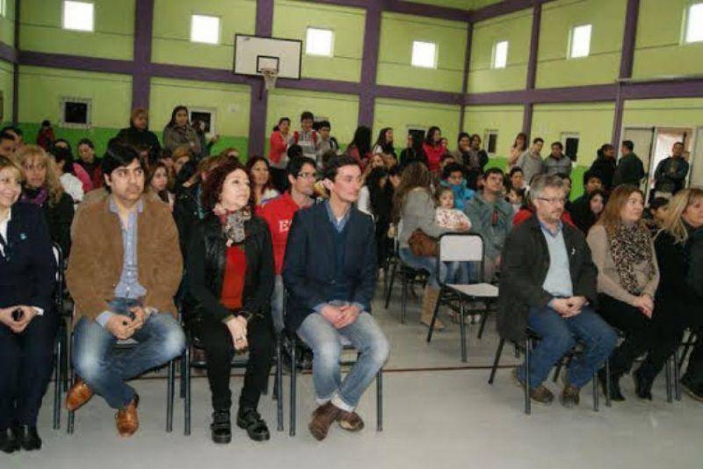 El Ministerio de Educaci�n entreg� 182 netbooks al Colegio Secundario �Padre Jos� Zink�