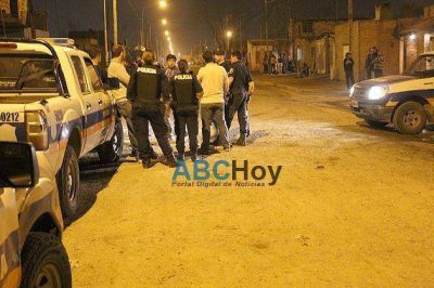 Impresionante batalla campal entre vecinos y polic�a en Villa Aguirre