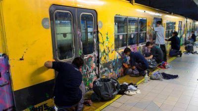 Tuvieron que limpiar vagones que hab�an graffiteado