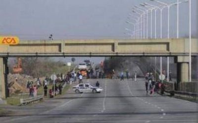 Corte total en la autopista del Buen Ayre altura Jos� Le�n Su�rez
