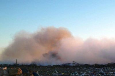 Un incendio de gran magnitud y fuera de control se desat� en el basural de Bovril