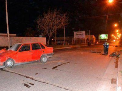Un auto choc� a una moto: Muri� una mujer y su esposo est� grave
