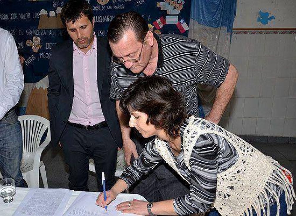 Firmaron contrato para la construcci�n de la ESB N� 16