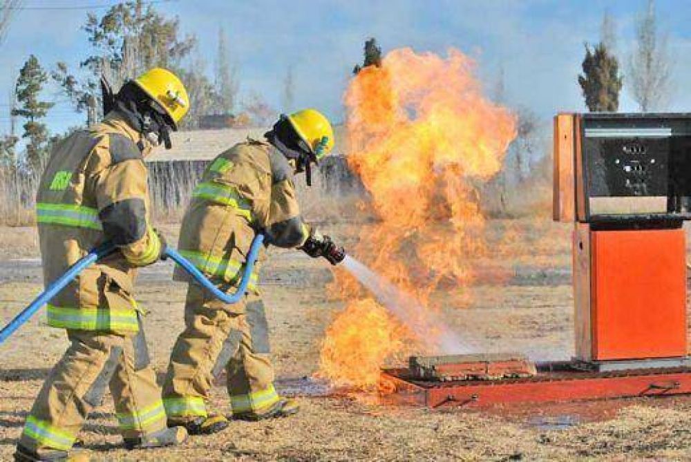 Bomberos de la zona sur luchan con escasos recursos