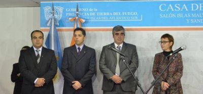Fabiana R�os tom� juramento al nuevo ministro de Gobierno, Omar Nogar