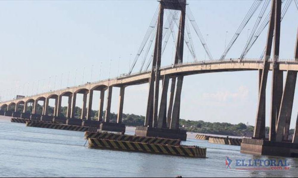Vialidad asegura que el puente est� firme, pero colapsado