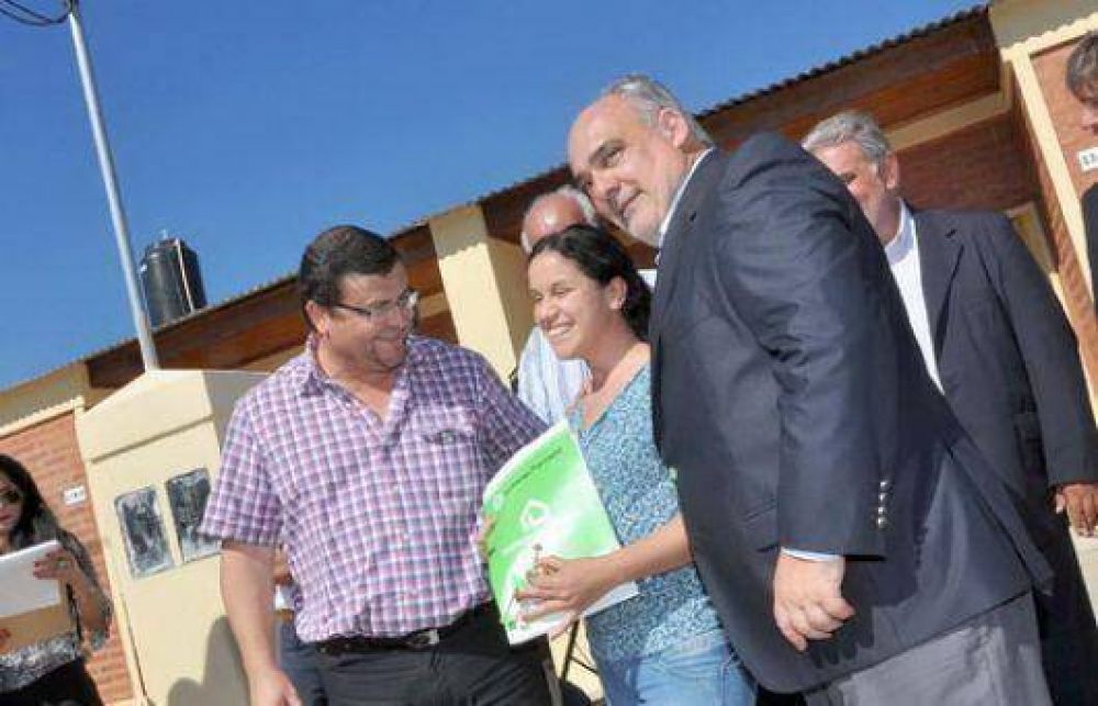 Contin�a la entrega de viviendas en el Interior