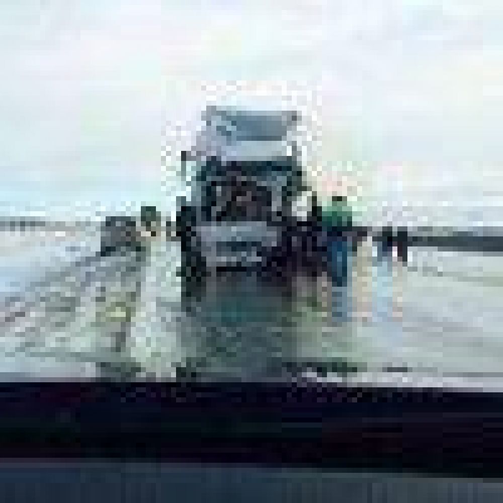 Accidente cerca de Esperanza: Un cami�n choc� veh�culos que estaban sobre la banquina